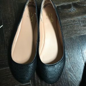 Mix. No 6 black flats